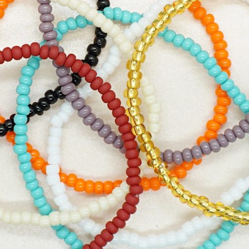 Perlen-Armband mit kleinen Perlen in verschiedenen Farben