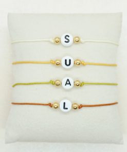 Initial-Armband mit Wunschinitiale und goldenen Perlen in verschiedenen Farben