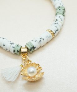 Perlen-Armband mit goldener Muschel und bunten Katsuki-Perlen.