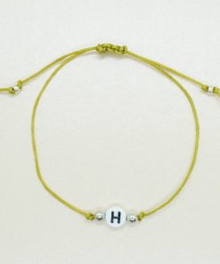 Initial-Armband mit Wunschinitiale und goldenen Perlen in verschiedenen Farben
