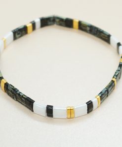 Perlen-Armband mit eckigen Miyuki Tila Perlen in dunkelgrün und schwarz.