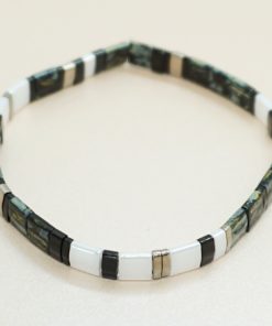 Perlen-Armband mit eckigen Miyuki Tila Perlen in dunkelgrün und schwarz.