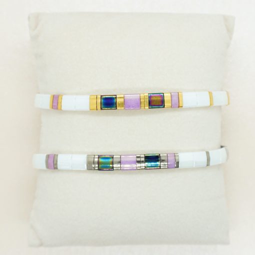 Perlen-Armband mit eckigen Miyuki Tila Perlen in weiß und lila.