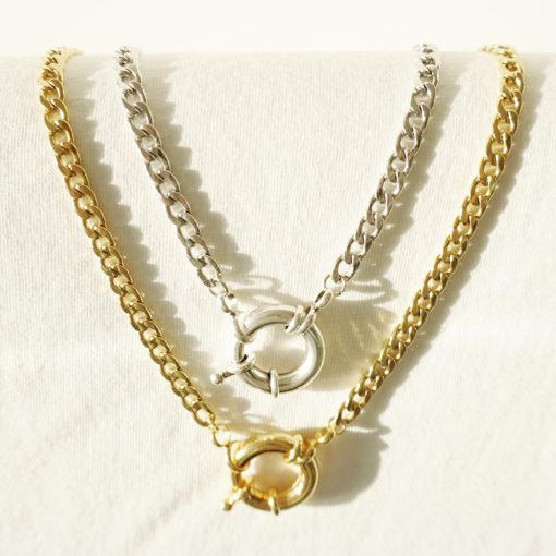 Halskette in gold, oder silber mit Rettungsring-Verschluss.