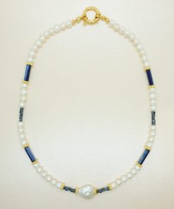 Perlen-Kette mit Süßwasserperlen und blau, goldenen Highlights.