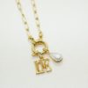Goldene Halskette mit verschiedenen Charms.