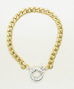 Goldenes, dickes Armband mit silbernem Verschluss.